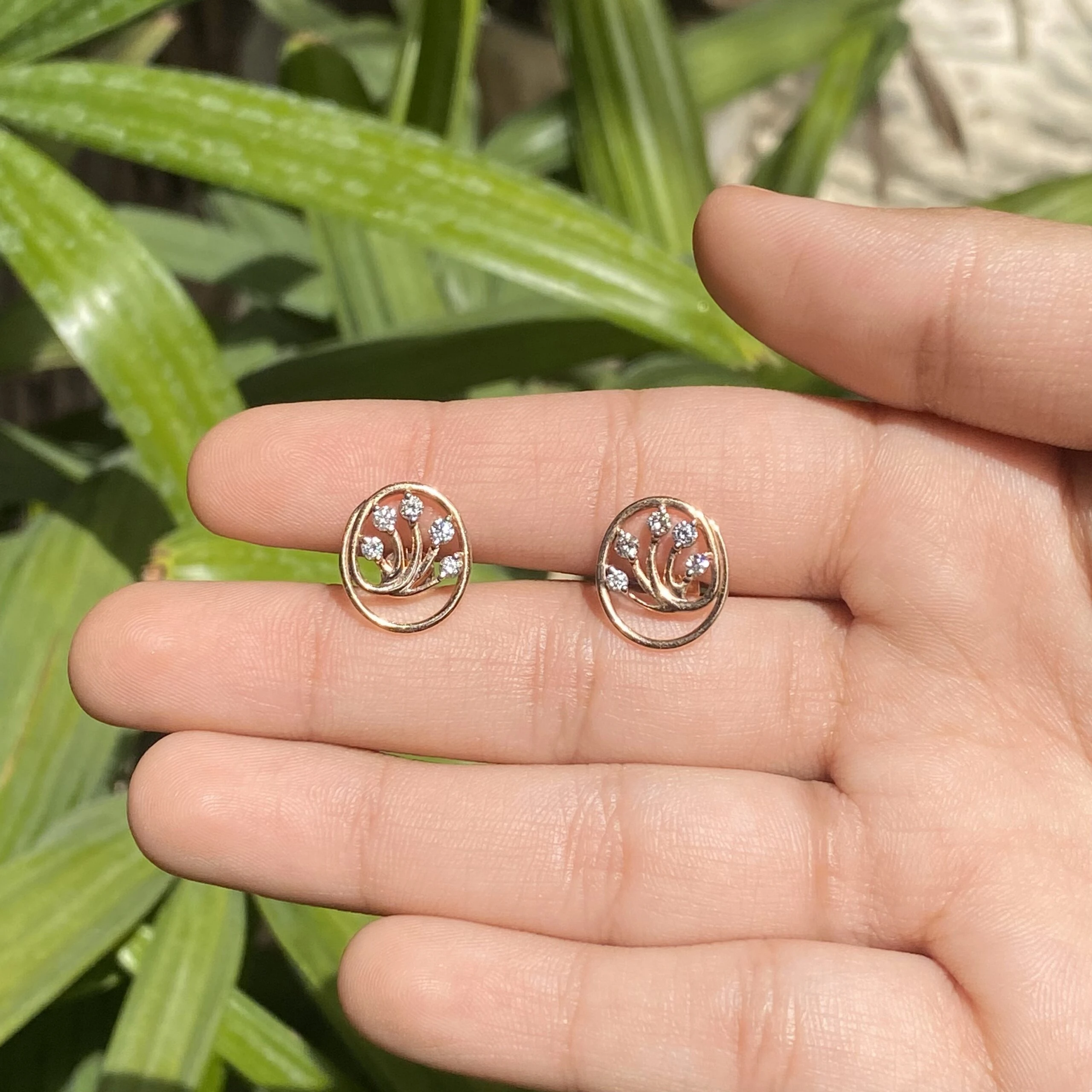 Rose gold swirl earring